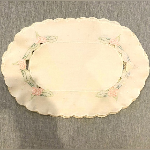 VTG Set of 4 Oval Cotton Placemats with Scalloped Edges and Embroidery - Picture 1 of 9